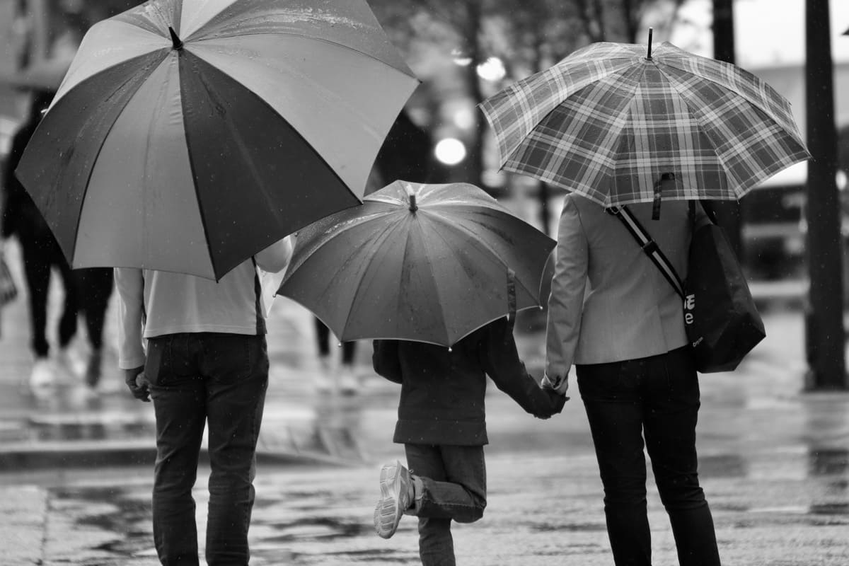 Familie mit Regenschirmen - Verlängerung Elternzeit - Rechtsanwalt für Arbeitsrecht Georg Gradl, Starnberg, ADVOLAW